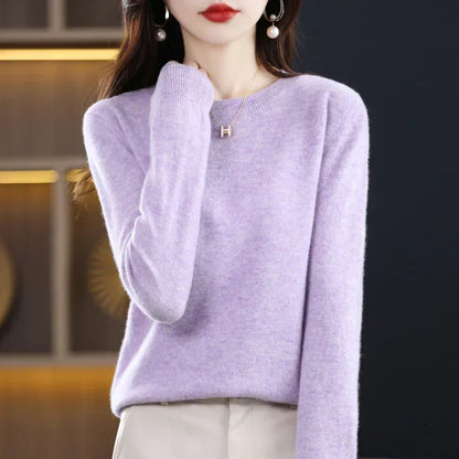 Fliederfarbener Pullover mit Rundhals, Hand am Hals, getragen mit heller Hose 17