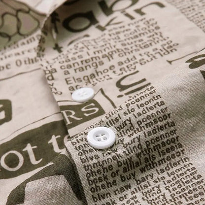 Beige Hemd mit Zeitungsdruck, weiße Knöpfe, Baumwolle, modisches Design, Herrenbekleidung.