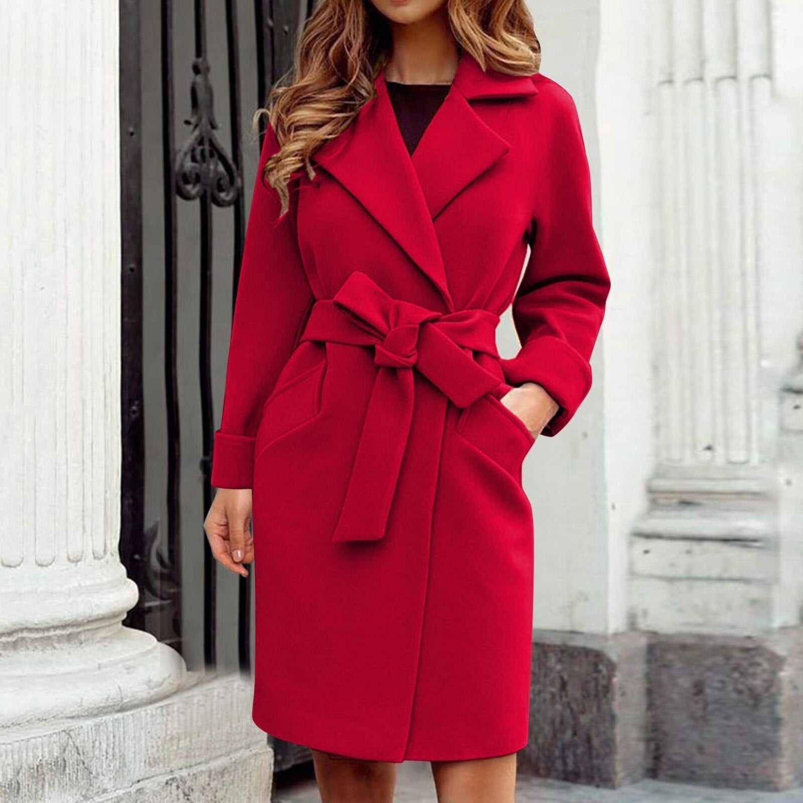 Roter Damenmantel mit Gürtel, elegantes Design, Herbstmode, knielang, Wollmischung.