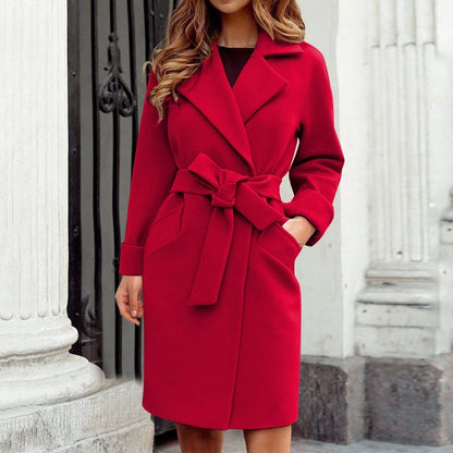 Roter Damenmantel mit Gürtel, elegantes Design, Herbstmode, knielang, Wollmischung.