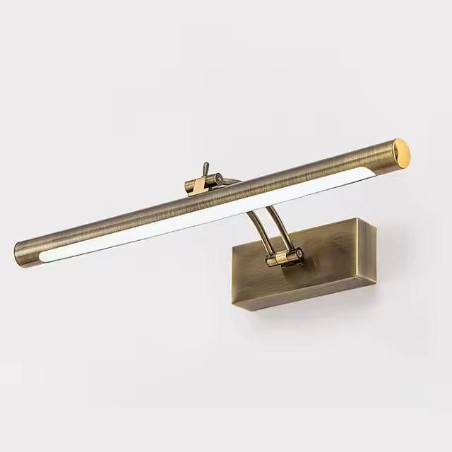 Freigestellte Leuchte mit rundem Leuchtkörper, Schwenkarm und rechteckiger Wandplatte in antikem Bronzeton 14