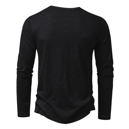 Rückseite des schwarzen Langarm-Henleys mit glatter Rückenpartie und rundem Halsausschnitt. 17
