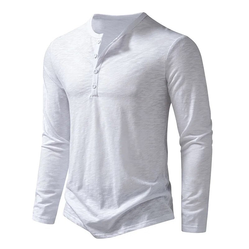 Weißes Henley-Shirt in schräger Seitenansicht, Knopfleiste und schmale Ärmel erkennbar. 10