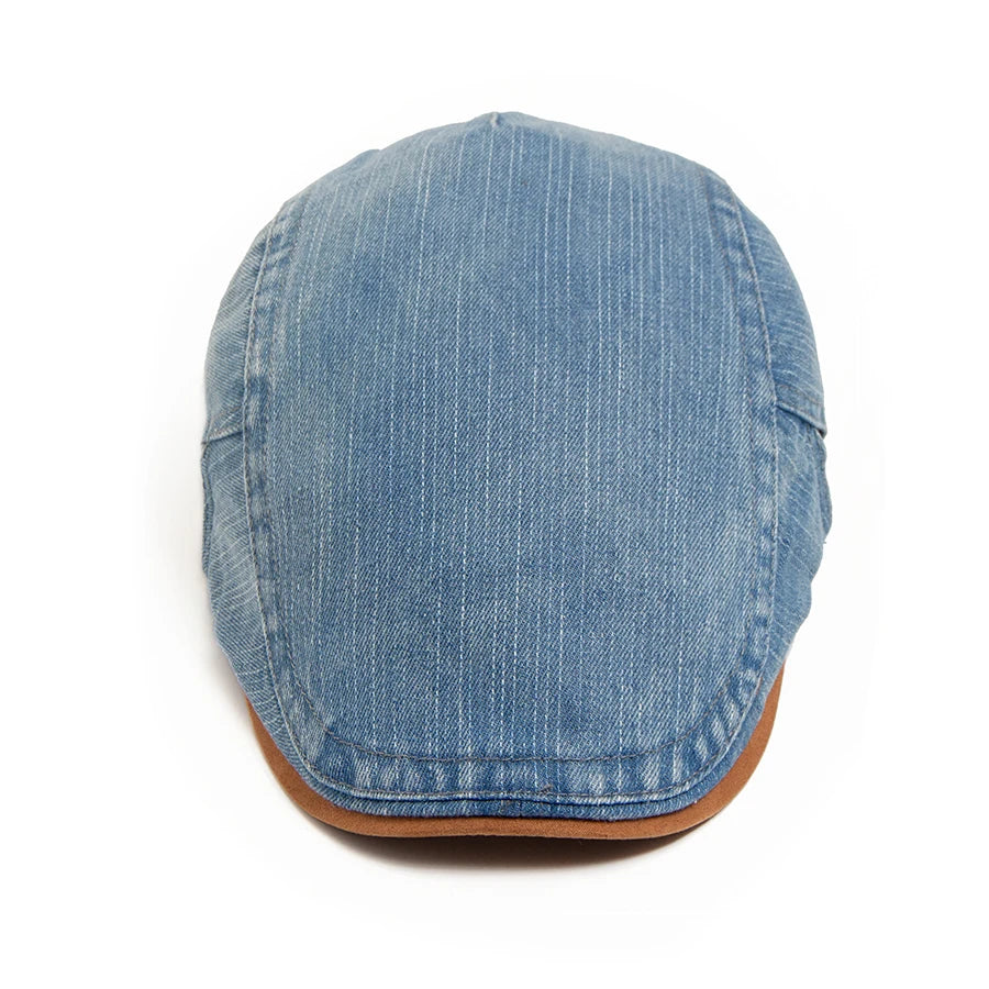 Frontansicht der blauen Denim-Schiebermütze mit feinen hellen Längsstreifen und braunem Schirmrand.