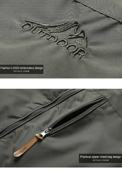 Grüne Outdoor-Jacke mit gesticktem Logo und praktischem Reißverschluss auf der Brusttasche.