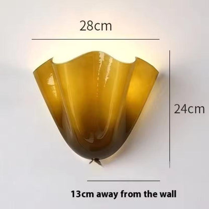 Bernsteinfarbene Wandlampe mit eingezeichneten Maßangaben zu Breite, Höhe und Wandabstand.