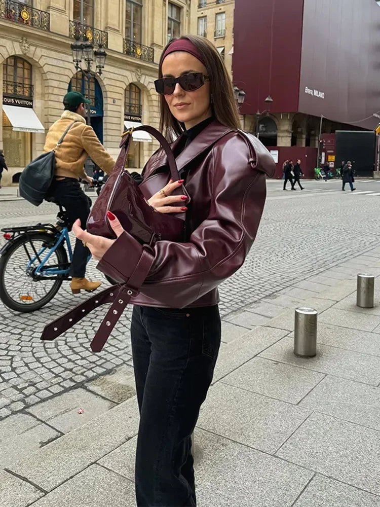 Herbstliche Damen Lederjacke in Kirschrot mit Reverskragen – Livana
