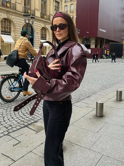 Herbstliche Damen Lederjacke in Kirschrot mit Reverskragen – Livana