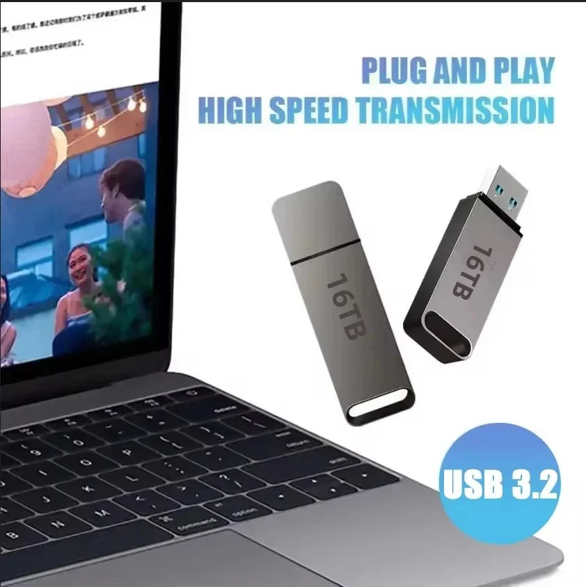 Zwei USB-Sticks, einer mit Stecker, neben einem aufgeklappten Laptop, der den Einsatz am Notebook zeigt 2