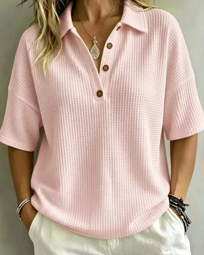 Getragenes Poloshirt aus Waffelstrick in zartem Rosa, vorn mit drei Knöpfen am Ausschnitt 7