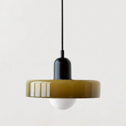 Pendelleuchte mit olivfarbenem Glasschirm, schwarzer Kappe und schwarzem Kabel, darunter eine matte weiße Kugellampe. 23