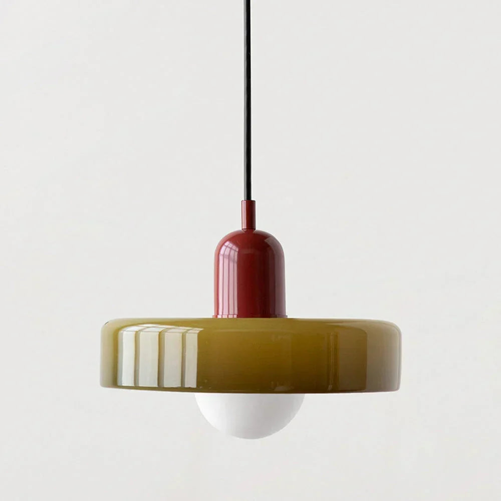 Pendelleuchte mit olivgrünem Glasschirm und dunkelroter Kappe an schwarzem Kabel, freigestellt vor hellem Hintergrund. 29