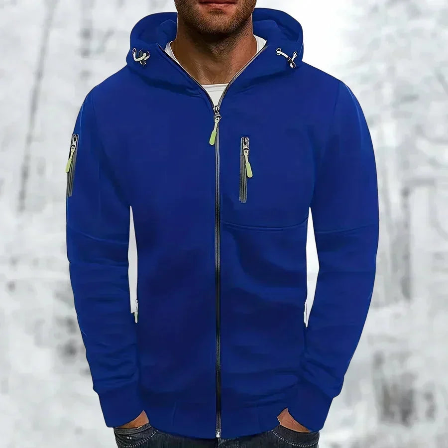 Herren-Kapuzenpullover in Königsblau mit hellgrünen Reißverschlusszügen, Vorderansicht am Mann.