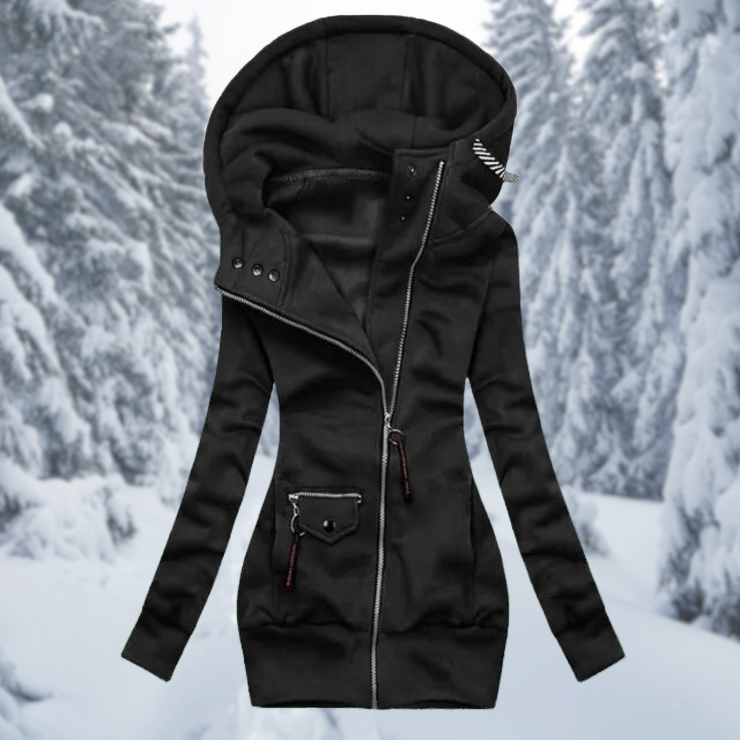 Schwarzer Damen-Hoodie mit Reißverschluss, Kapuze, Wintermode, vor verschneitem Waldhintergrund.