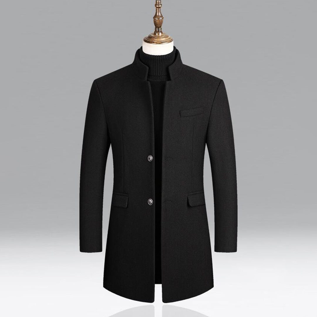 Schwarzer Herrenmantel, Stehkragen, Knopfleiste, elegantes Design, Wintermode, Herrenbekleidung.