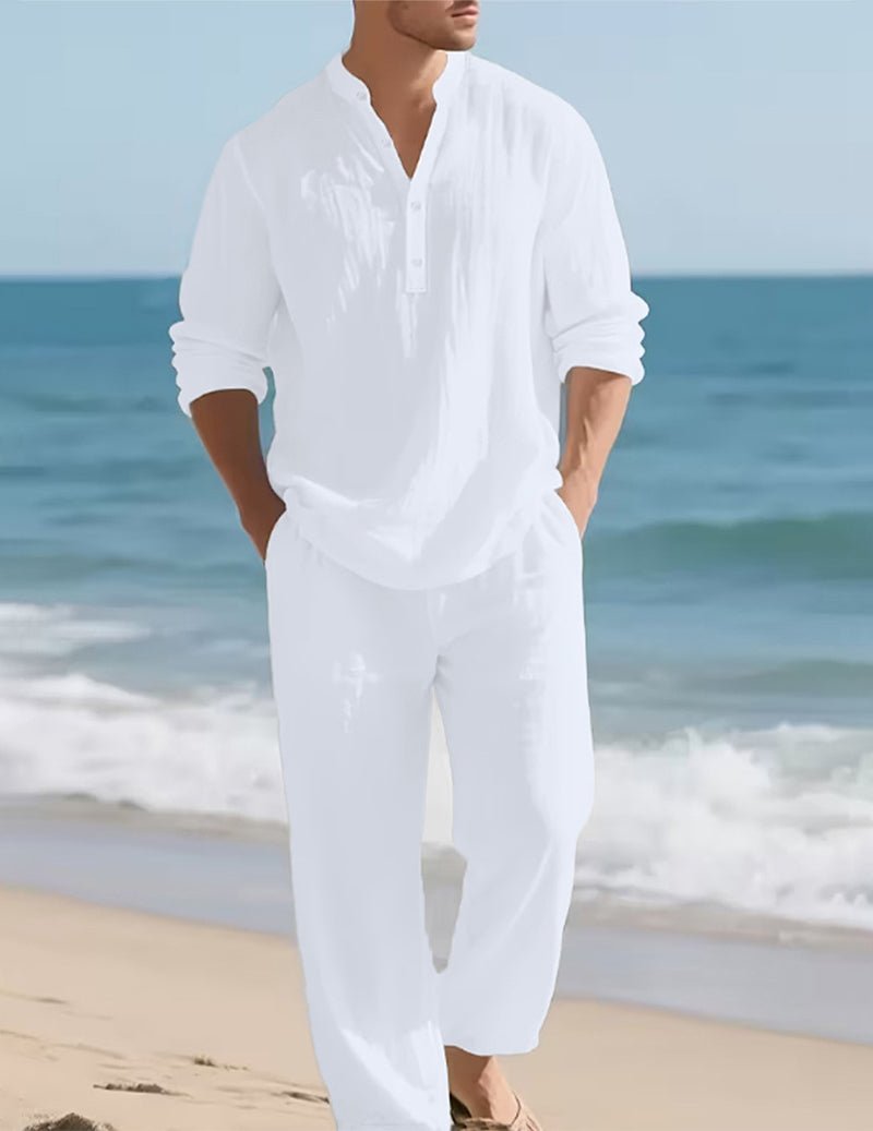 Herren-Leinen-Set in Weiß am Strand, Detail mit Knopfleiste und Händen in den Hosentaschen.