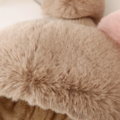 Kuschelige beige Kunstfell-Decke, weich, warm, ideal für Wohnzimmer oder Schlafzimmer.