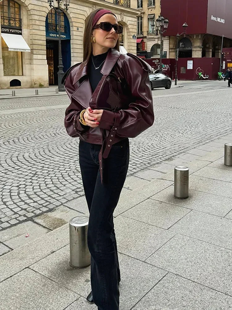 Herbstliche Damen Lederjacke in Kirschrot mit Reverskragen – Livana