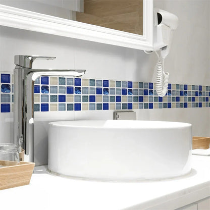 Badezimmer mit Mosaikstreifen in Blau-, Beige- und Grautönen oberhalb eines runden Waschbeckens mit Armatur 56