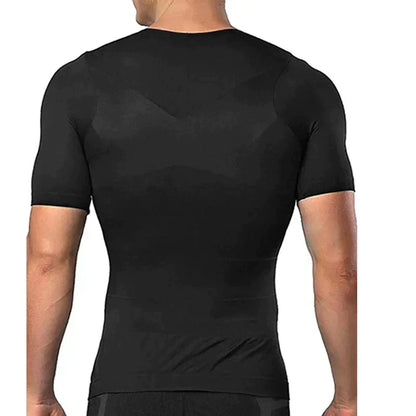 Rückansicht eines Mannes im schwarzen, eng anliegenden Kurzarm-Shirt mit V-förmiger Nahtführung am Rücken.