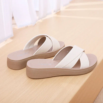 Damen Wedge-Slipper aus Lederimitat mit offener Zehenpartie – Cassy