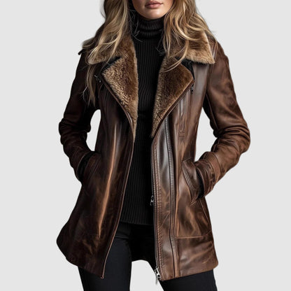 Frau trägt die braune Lederjacke offen über schwarzem Rollkragenpulli, Hände in den Taschen, Fellkragen und Reißverschluss 1