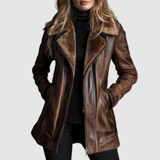 Frau trägt die braune Lederjacke offen über schwarzem Rollkragenpulli, Hände in den Taschen, Fellkragen und Reißverschluss 1