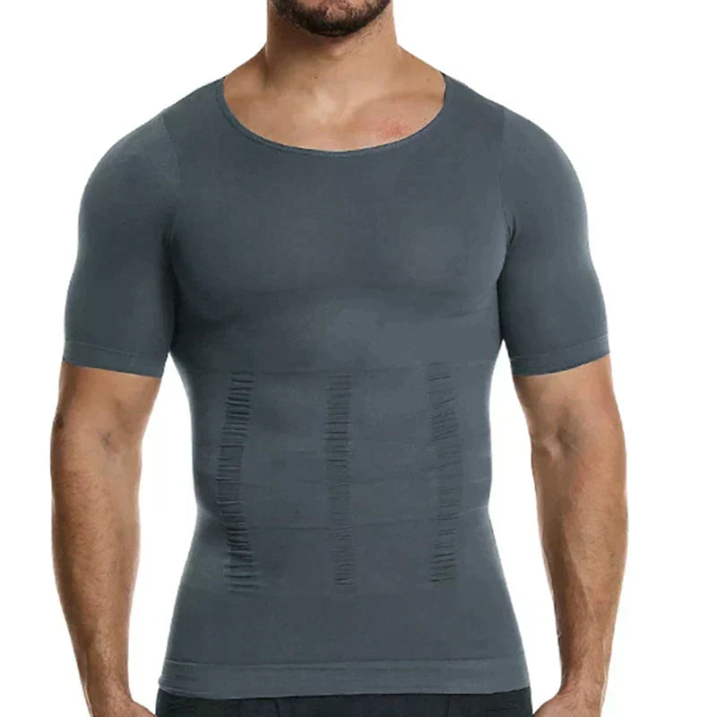 Mann im grauen, eng anliegenden Kurzarm-Shirt von vorn, mit gerafften Kompressionszonen am Bauch.