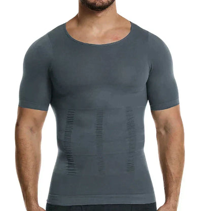 Mann im grauen, eng anliegenden Kurzarm-Shirt von vorn, mit gerafften Kompressionszonen am Bauch.