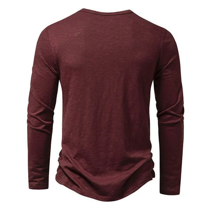 Rückansicht des weinroten Langarmshirts mit schlichtem Rücken und Rundhalsausschnitt. 13