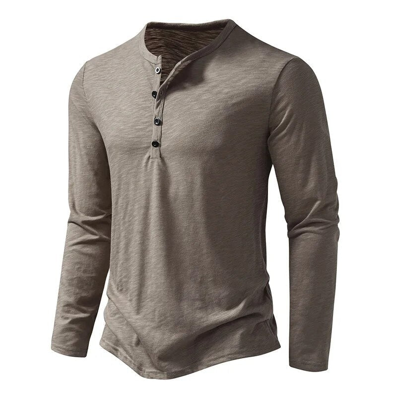 Taupefarbenes Henley-Shirt in schräger Seitenansicht, Knopfleiste und lange Ärmel gut erkennbar. 2