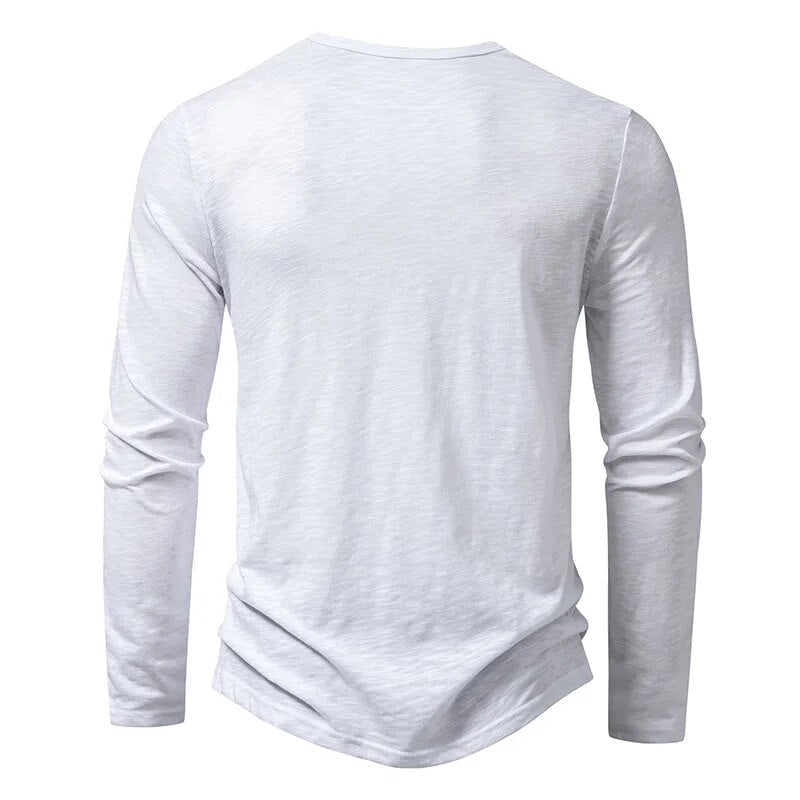 Rückseite des weißen Langarm-Henleys mit rundem Halsausschnitt und gebogenem Saum. 11