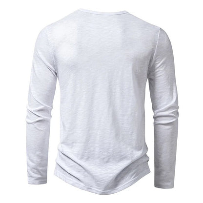 Rückseite des weißen Langarm-Henleys mit rundem Halsausschnitt und gebogenem Saum. 11
