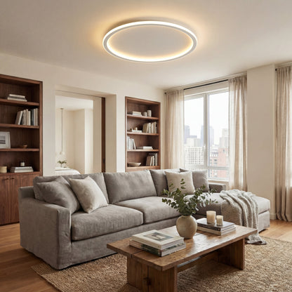 Weiße ringförmige LED-Deckenleuchte, weitere Ansicht über einem Wohnzimmer.