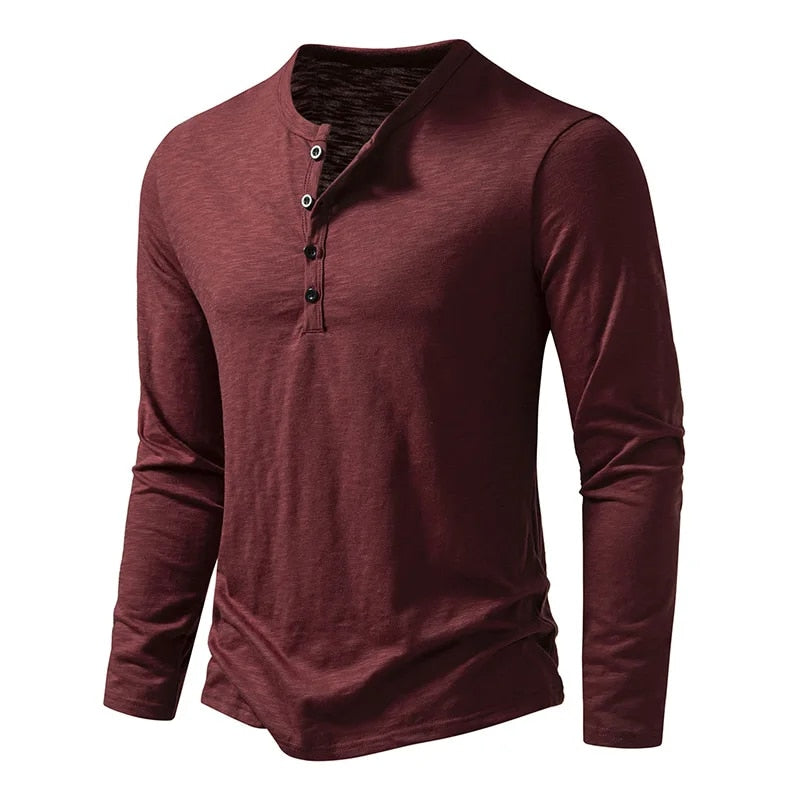 Weinrotes Henley-Shirt in schräger Seitenansicht mit Knopfleiste und langen Ärmeln. 12