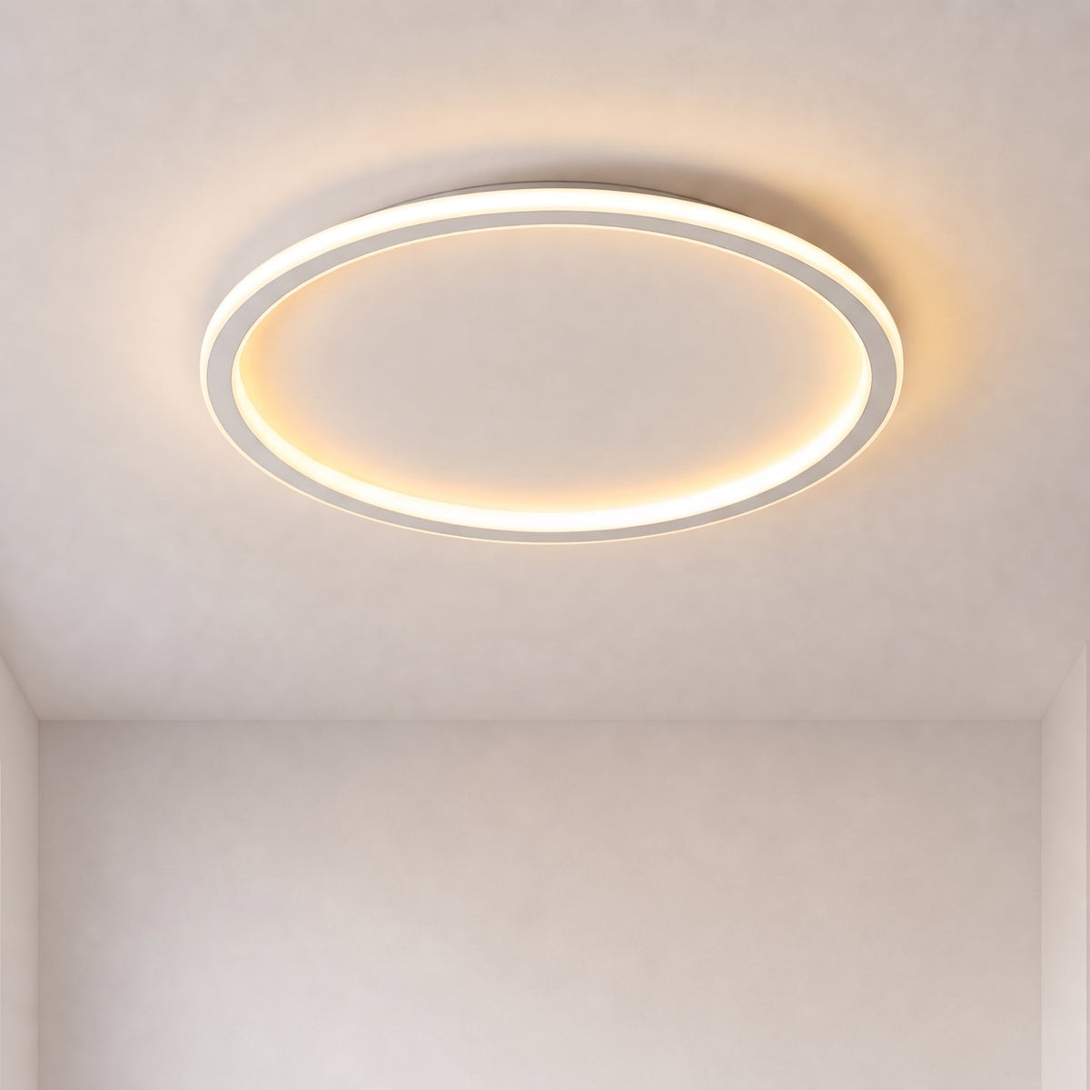 Weiße runde LED-Deckenleuchte mit warmem Licht, frontal von unten gesehen.