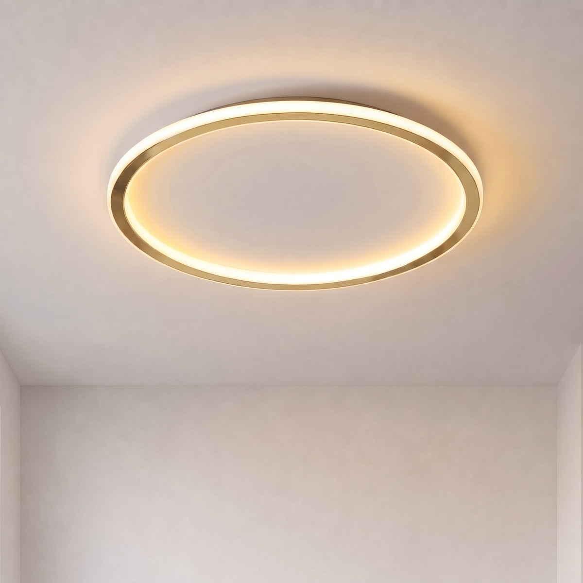 Leuchtender goldfarbener Ring an einer hellen Zimmerdecke, frontal von unten fotografiert, mit warmem Licht 1