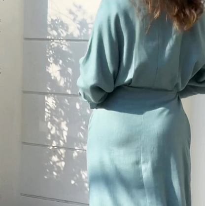 Herbstliches Himmelblaues Kleid mit Taillengürtel und langen Ärmeln – Fay