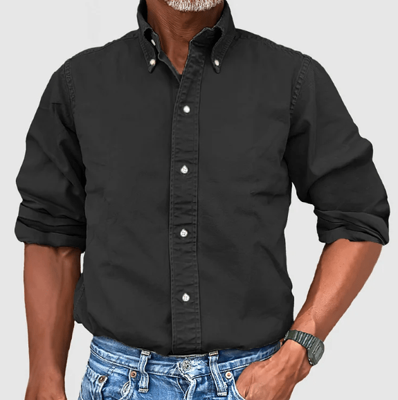 Mann in schwarzem Button-Down-Hemd und blauer Jeans, lässiger Stil, Mode für Herren.