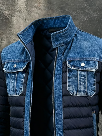 Detail der blauen Herrenjeansjacke mit Stehkragen, Brusttaschen und Innenfutter