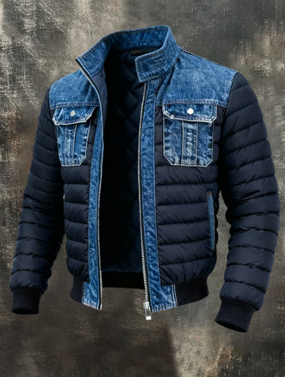 Offene Jacke in der Gesamtansicht mit blauen Jeansteilen an Kragen, Schultern und Brusttaschen, dunklem Steppstoff und 1