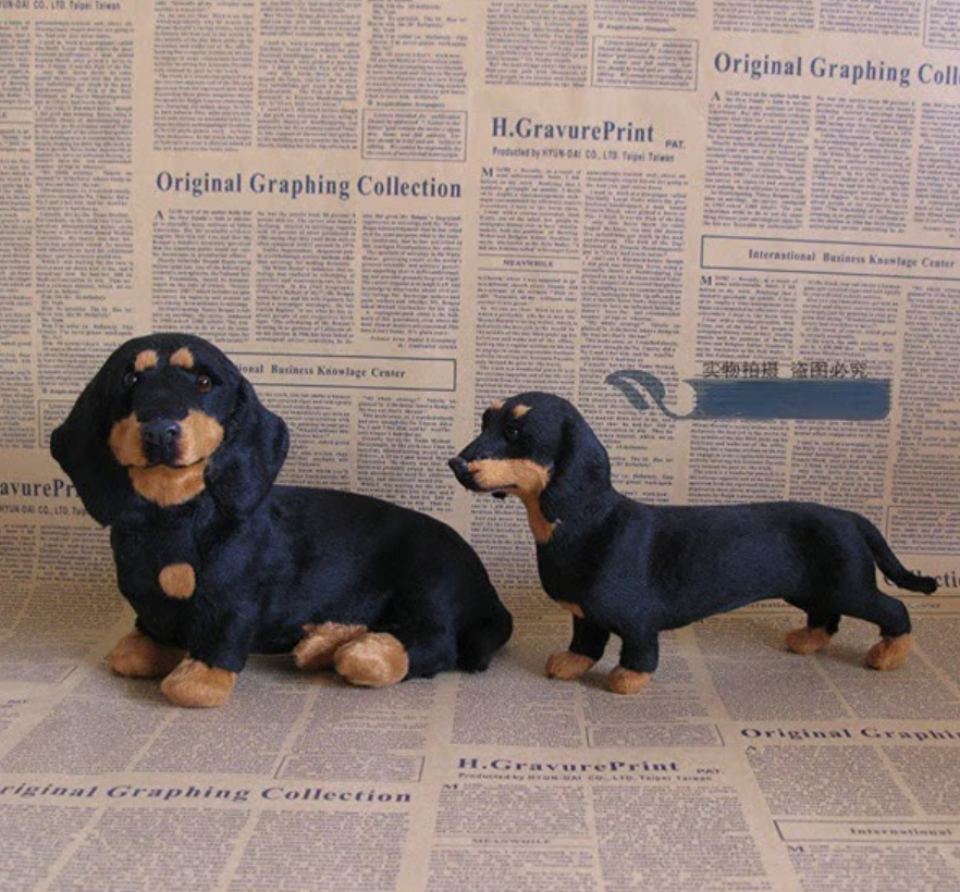 Zwei goldene Plüschhunde aus Polyester, einer sitzend und einer stehend, in einer anderen Ansicht.