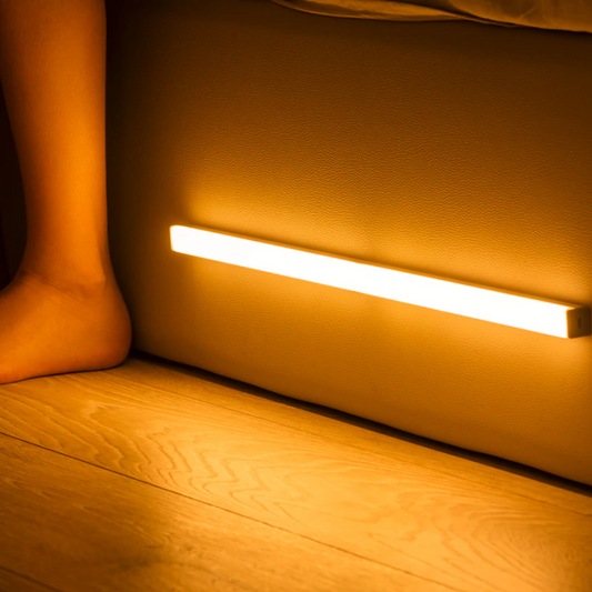 LED-Nachtlicht mit Bewegungssensor, warmweiß, kabellos, USB-aufladbar, unter Bett montiert.