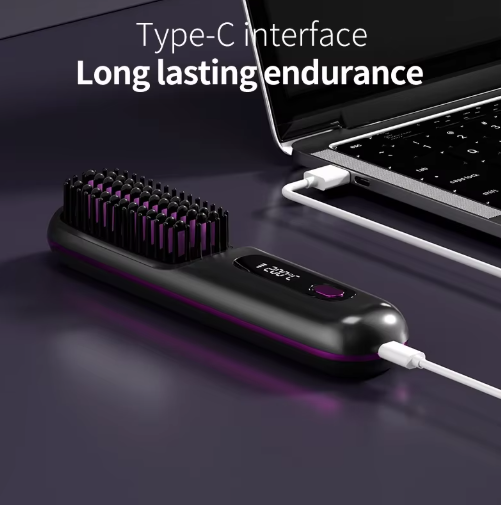 Kabellose beheizte Stylingbürste in schwarz neben einem Laptop beim Laden per USB-C-Kabel