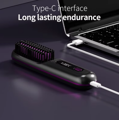 Kabellose beheizte Stylingbürste in schwarz neben einem Laptop beim Laden per USB-C-Kabel