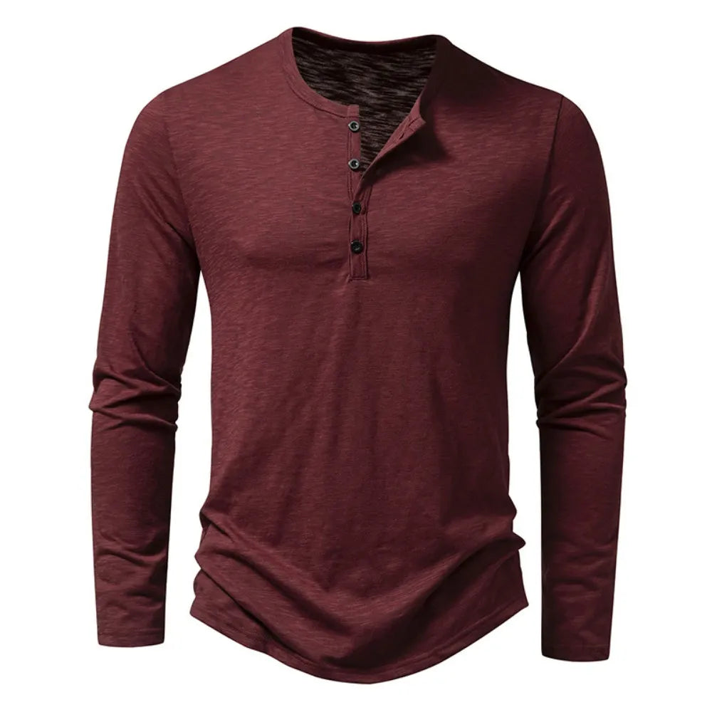 Weinrotes Henley-Shirt von vorn mit vierteiliger Knopfleiste und melierter Stoffoptik. 14