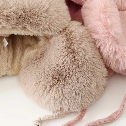 Beige und rosa Kunstfellmützen, weich, warm, Winteraccessoires, modisch, Damenbekleidung.
