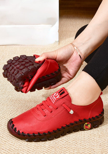Rote Damen-Freizeitschuhe, faltbar, rutschfeste Sohle, bequem, modisch, handgehalten.