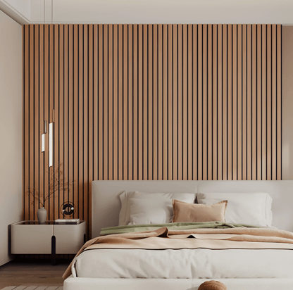 Selbstklebende Holzpaneele in Braun hinter dem Bettkopf im Schlafzimmer