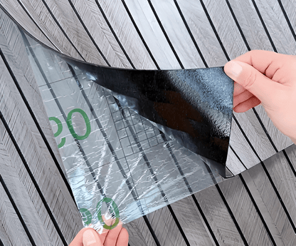 Detail der selbstklebenden Holzpaneele mit abgezogener Schutzfolie